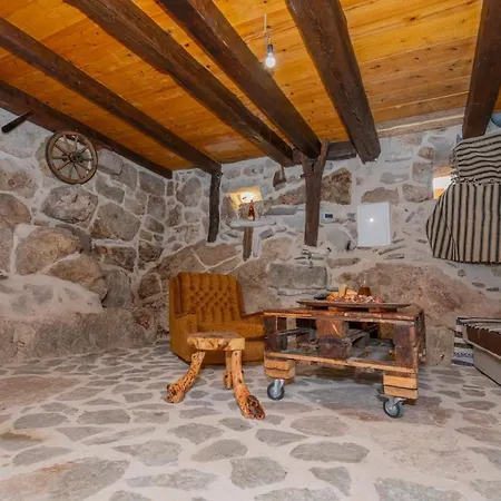 The Old Stable 1861 이모츠키